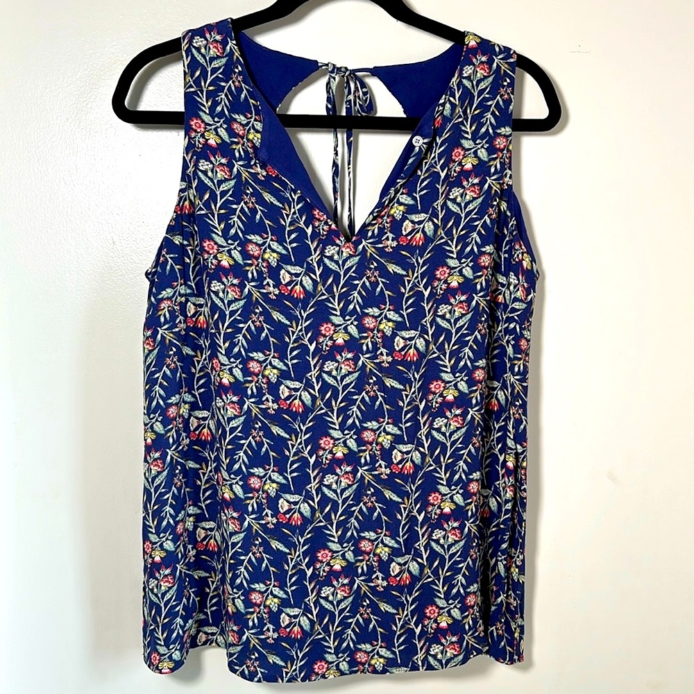 NWT LOFT Sleeveless Floral Tie Back Blouse (Size M) - Blue